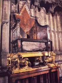 The throne of queen of Englend, from which all the coronations are conduced, with the stone of Jacob underneet